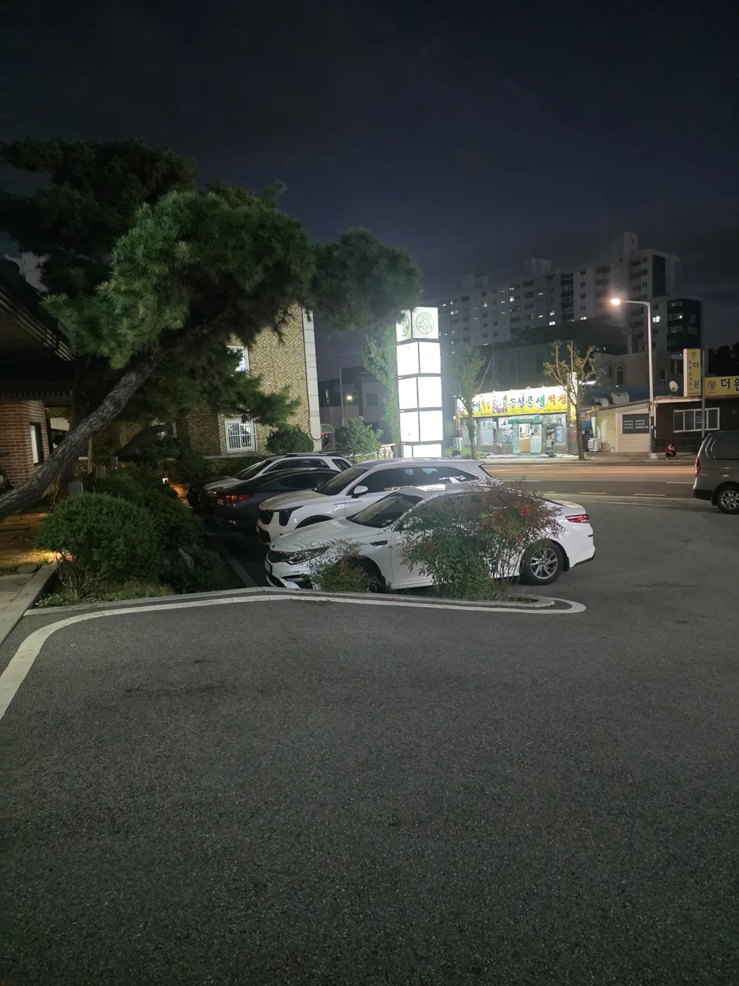 본관 앞 주차장
